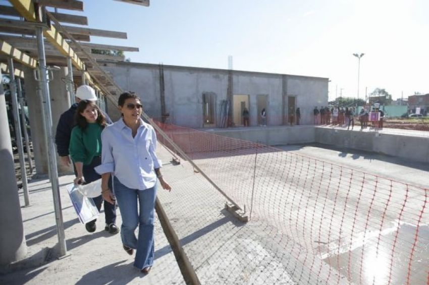 Mayra supervisó el avance de obra del nuevo natatorio municipal en San Francisco Solano