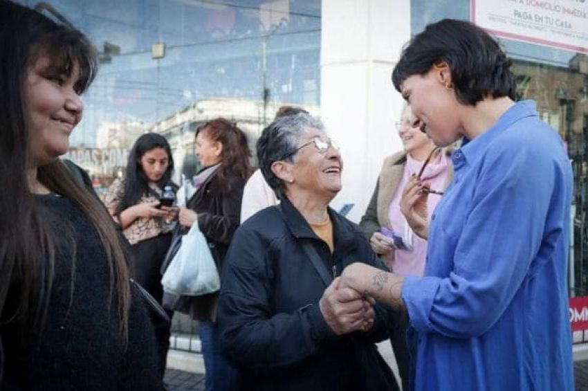 Mayra Mendoza recorrió la obra de repavimentación en Bernal Centro y dialogó con comerciantes