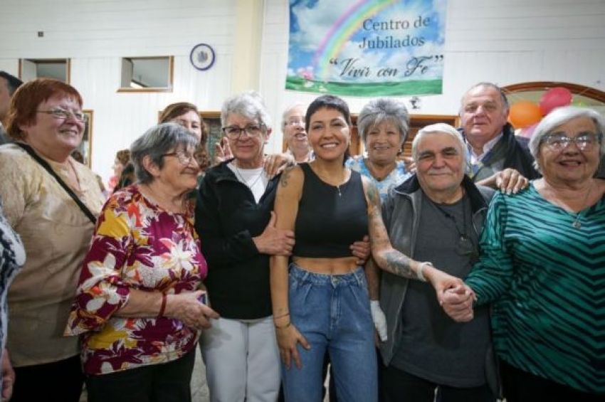 Mayra compartió un desayuno con más de 100 personas mayores de Quilmes