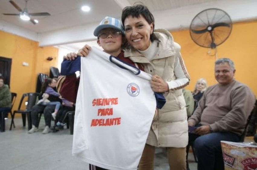 Mayra recorrió la obra de la cancha de la sociedad de fomento José Hernández de Quilmes Oeste