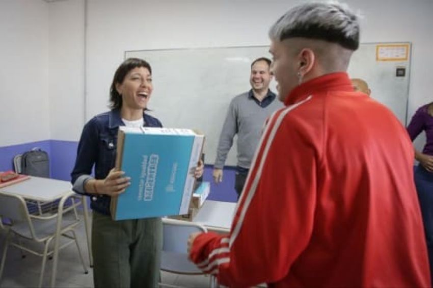 Mayra entregó 25 netbooks del programa Conectar Igualdad bonaerense e inauguró aulas en la secundaria Nº 67