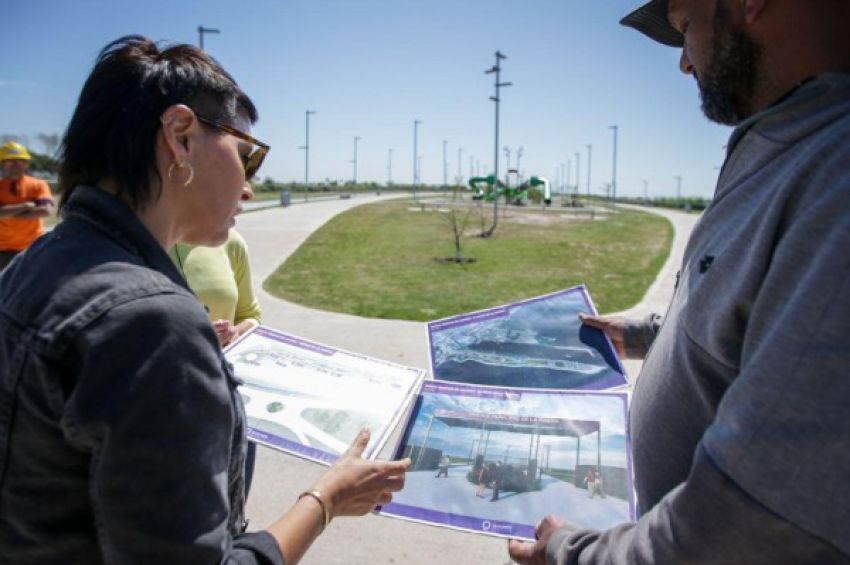 Mayra Mendoza supervisó la obra del nuevo pórtico de acceso al Parque de la Ribera