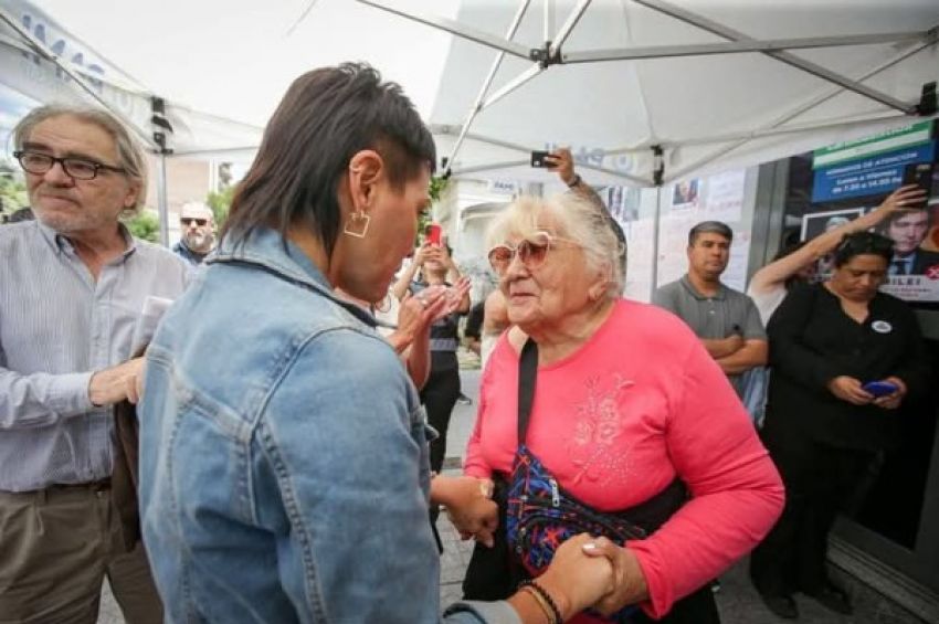 Mayra Mendoza acompañó a jubilados que protestaron frente al PAMI Quilmes por la quita de medicamentos gratuitos