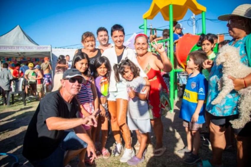 Mayra supervisó la instalación de juegos nuevos en la plazoleta Papa Francisco de Quilmes Oeste
