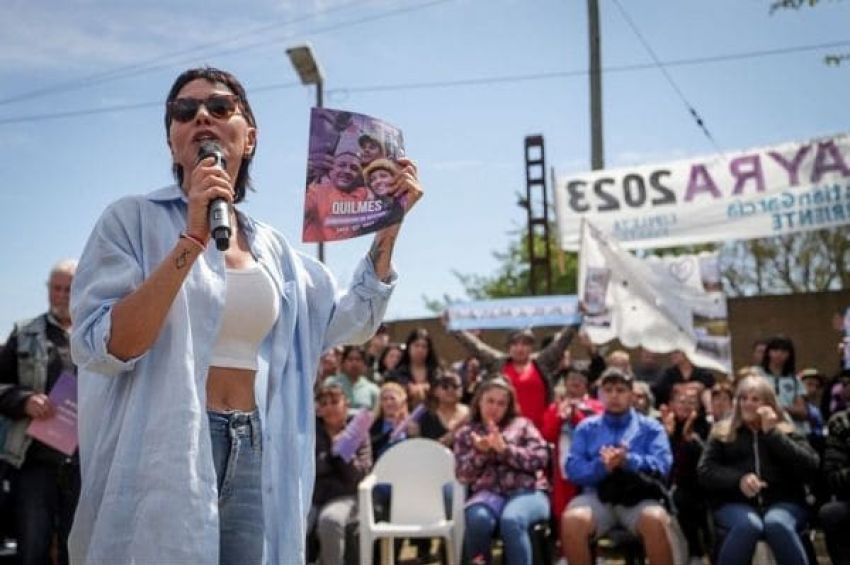 Mayra visitó la Sociedad de Fomento Enrique Muiño y destacó la puesta en valor de la plazoleta del barrio