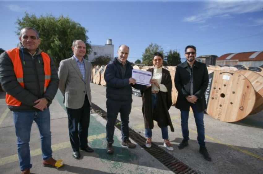 Mayra le entregó el certificado de habilitación a una empresa de Quilmes Oeste