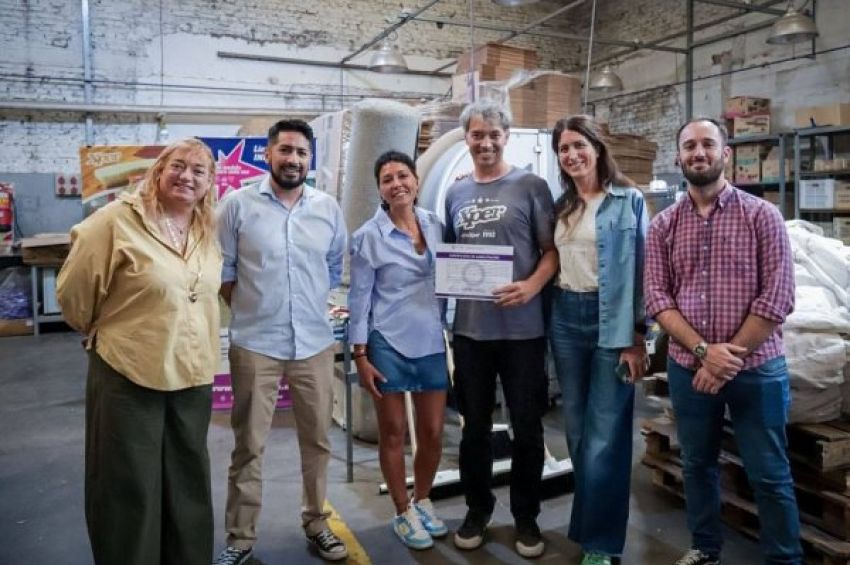 Mayra le entregó el certificado de habilitación a una fábrica de artículos de limpieza