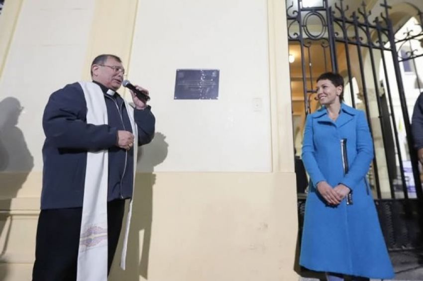 Mayra junto a los obispos de la diócesis local presentó el nuevo pasaje «Papa Francisco» en Quilmes Centro