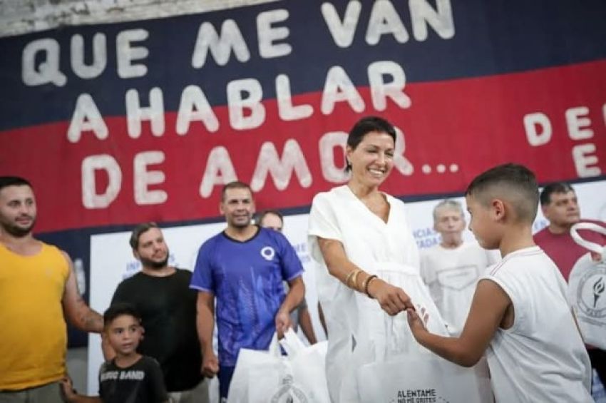Mayra entregó útiles escolares a niños y niñas de clubes quilmeños integrantes de la FADI