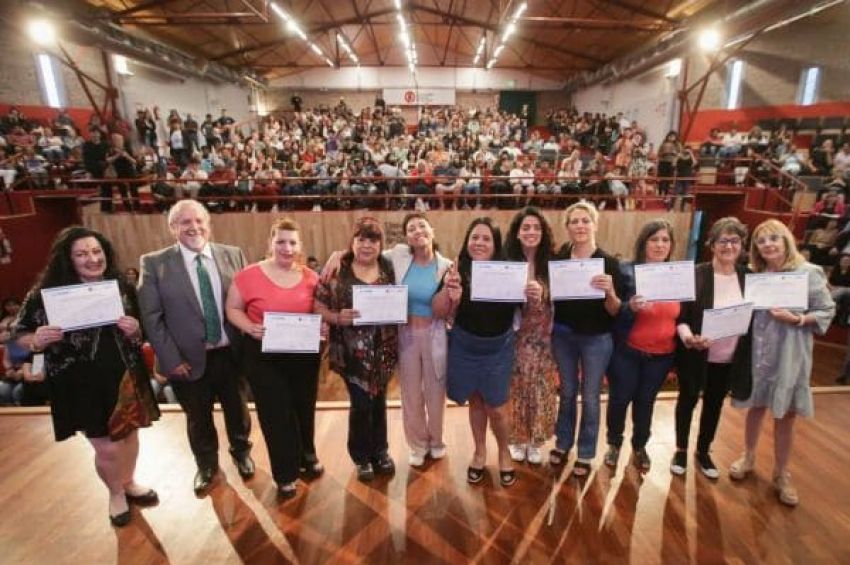Mayra y Luana Volnovich participaron del acto de egresados de Cuidadores Domiciliarios en la UNQ