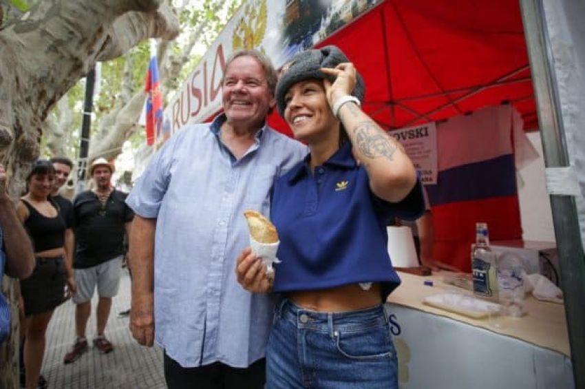 Mayra recorrió el evento «Cultura de las Naciones»