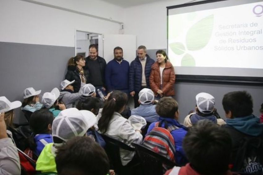 Mayra Mendoza encabezó una actividad con alumnos de la EP Nº44 de Ezpeleta sobre cuidado ambiental y reciclado