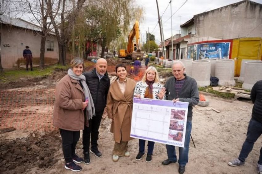 Mayra se reunió con vecinos y supervisó una obra de desagües pluviales en Villa La Florida