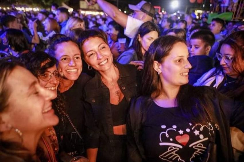 Mayra recorrió una nueva edición del «Festival Cervecero» en el Parque Lineal Don Bosco