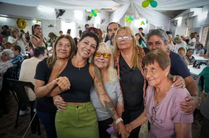 Mayra acompañó el encuentro de fin de año de las y los jubilados y pensionados de Quilmes