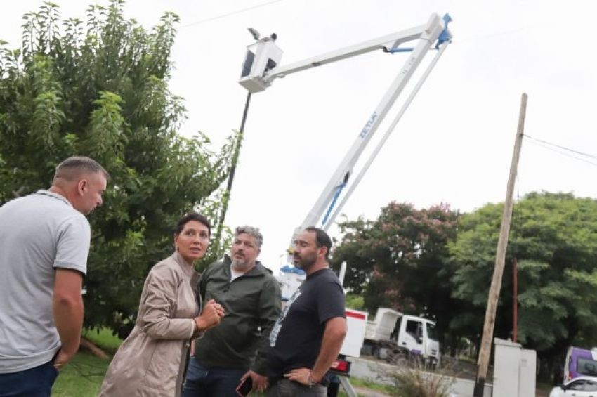 Mayra entregó un certificado de habilitación a un nuevo comercio