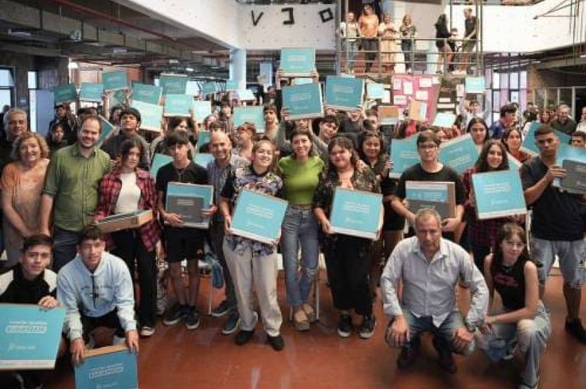 Mayra Mendoza entregó 167 netbooks a alumnos e inauguró obras en la ES Nº 20 de Quilmes