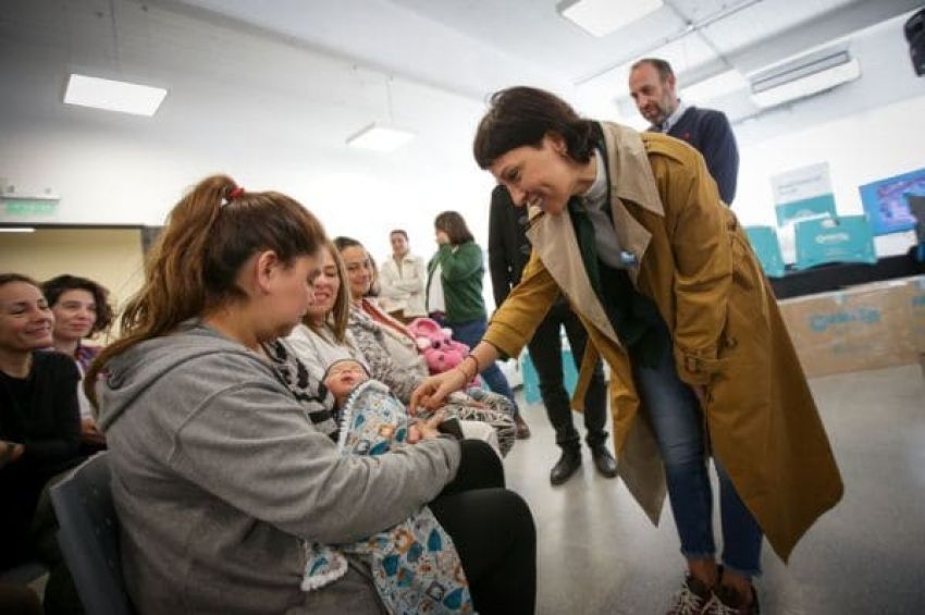 Mayra y Kreplak entregaron kits del programa Qunita bonaerense a familias quilmeñas