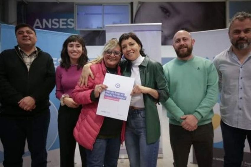 Mayra Mendoza entregó beneficios a jubiladas y jubilados de Quilmes