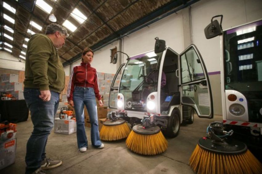 Mayra destacó la inversión municipal para fortalecer los servicios públicos y presentó nueva maquinaria