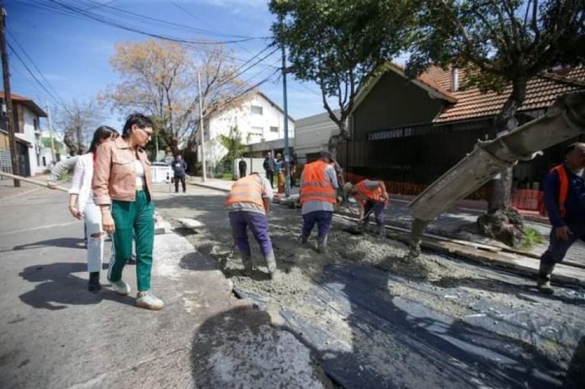 Mayra supervisó una obra de bacheo en Bernal y compartió una mateada con vecinos y vecinas