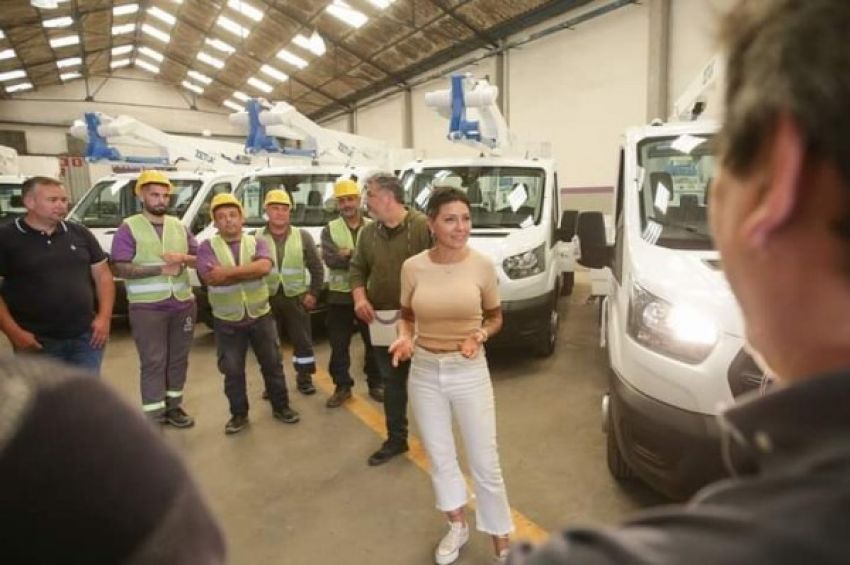 Mayra presentó 5 nuevas camionetas para el área de alumbrado público