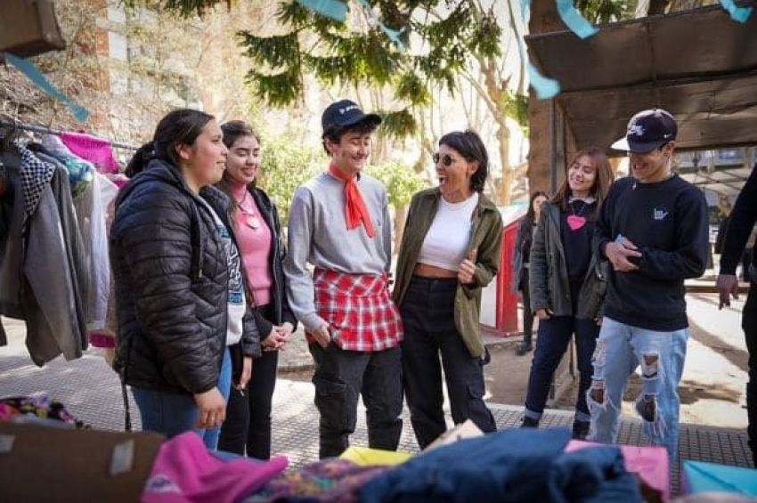 Mayra junto a estudiantes de más de 30 escuelas secundarias públicas en la muestra QuilmESI