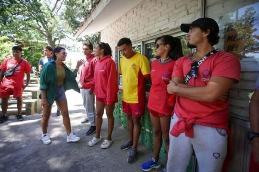 Mayra junto a trabajadores y autoridades municipales en el Día Nacional del Guardavidas