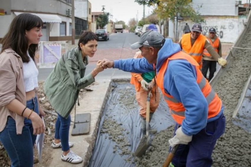 Mayra supervisó una de las obras de bacheo en el centro de Quilmes