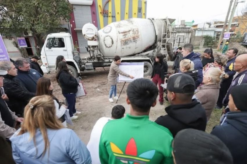 Mayra recorrió junto a vecinos y vecinas la obra de pavimentación del barrio Dreymar de Quilmes Oeste