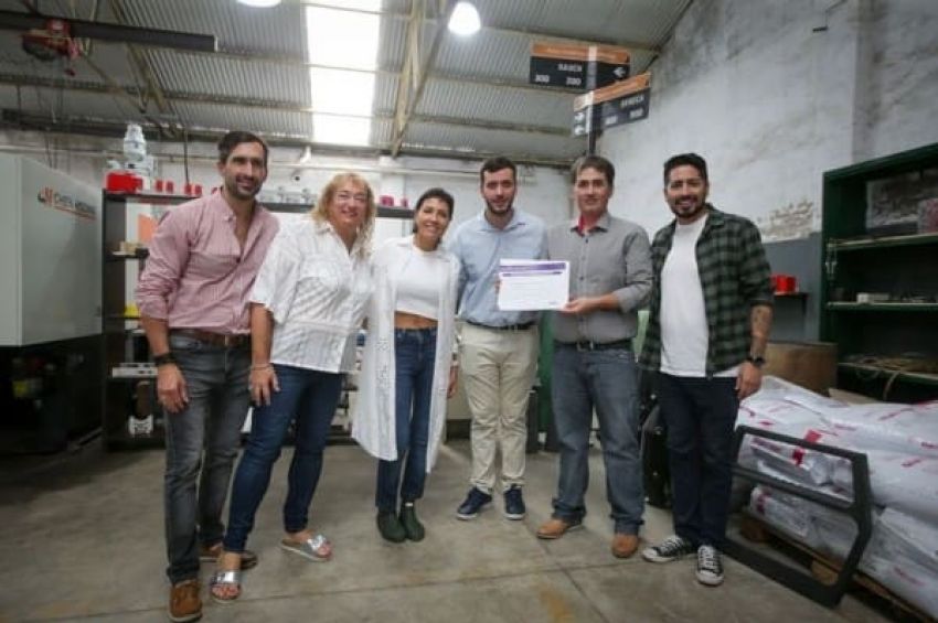 Mayra le entregó el certificado de aptitud ambiental a una empresa quilmeña