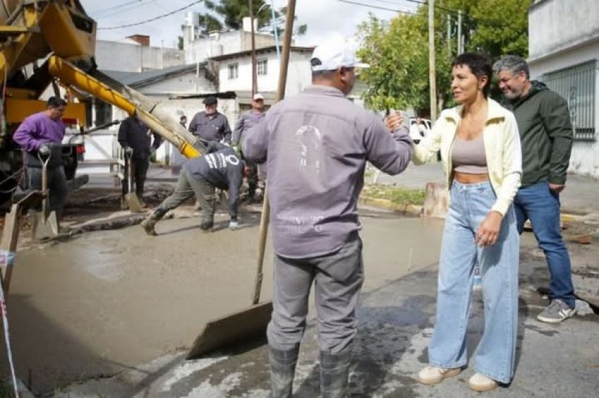Mayra recorrió trabajos de bacheo de hormigón y reparación de sumideros en Bernal Oeste