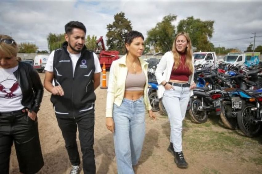 Mayra supervisó un operativo de compactación de vehículos