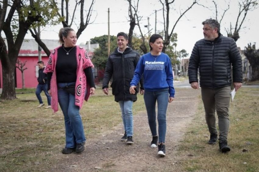 Mayra supervisó un operativo de limpieza y la instalación de juegos nuevos en la Plaza Mariano Moreno