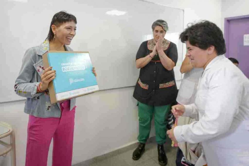 Mayra entregó netbooks a alumnos y alumnas de la EEE Nº 504