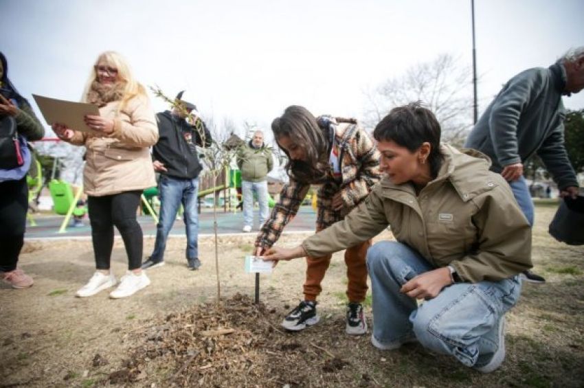 Mayra y Cuattromo inauguraron nuevos juegos en la Plaza Héroes de Malvinas