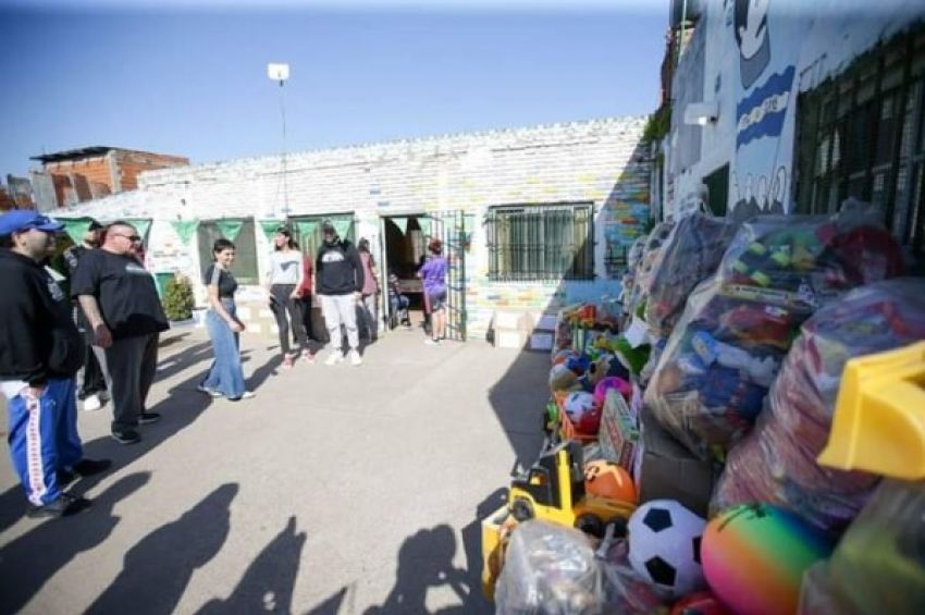 Mayra participó de la entrega de donaciones que se recolectaron en el festival solidario «Sin miedo x un poco de ruido»