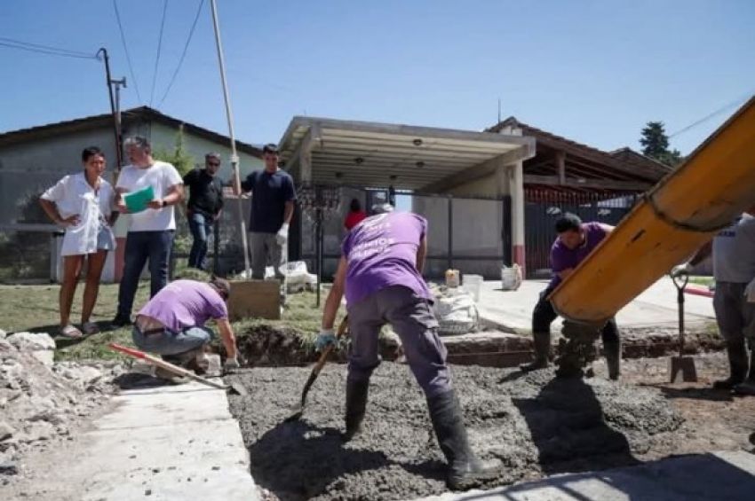 Mayra recorrió reparaciones de pavimentos en el barrio El Dorado de Quilmes Oeste