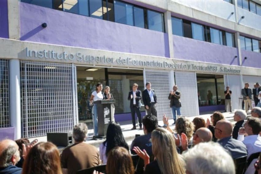 Mayra y el gobernador Kicillof inauguraron el nuevo edificio del ISFDT Nº 83 de Solano