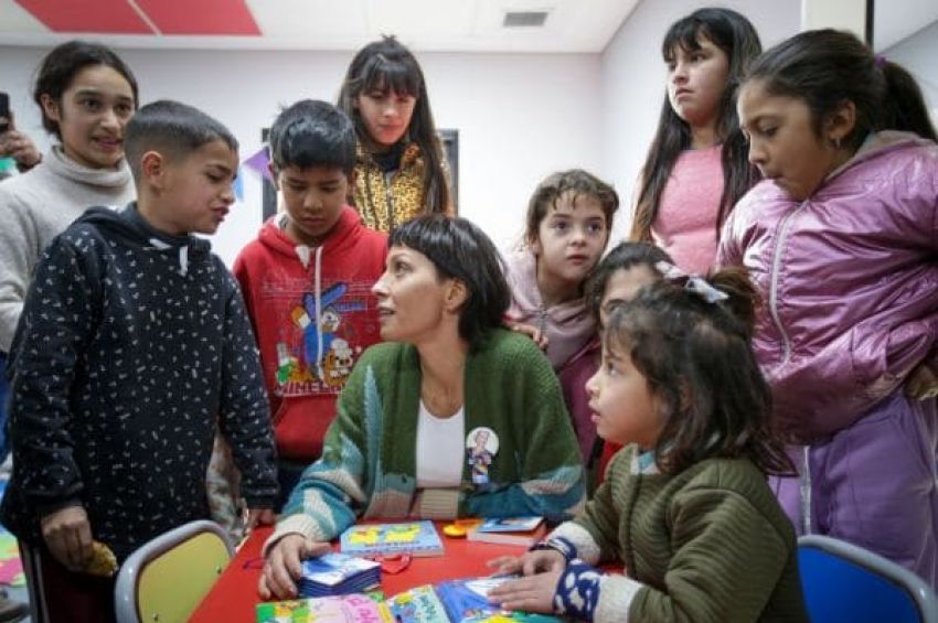 Mayra inauguró un centro de desarrollo infantil y recorrió obras de pavimentación en el Barrio Sayonara
