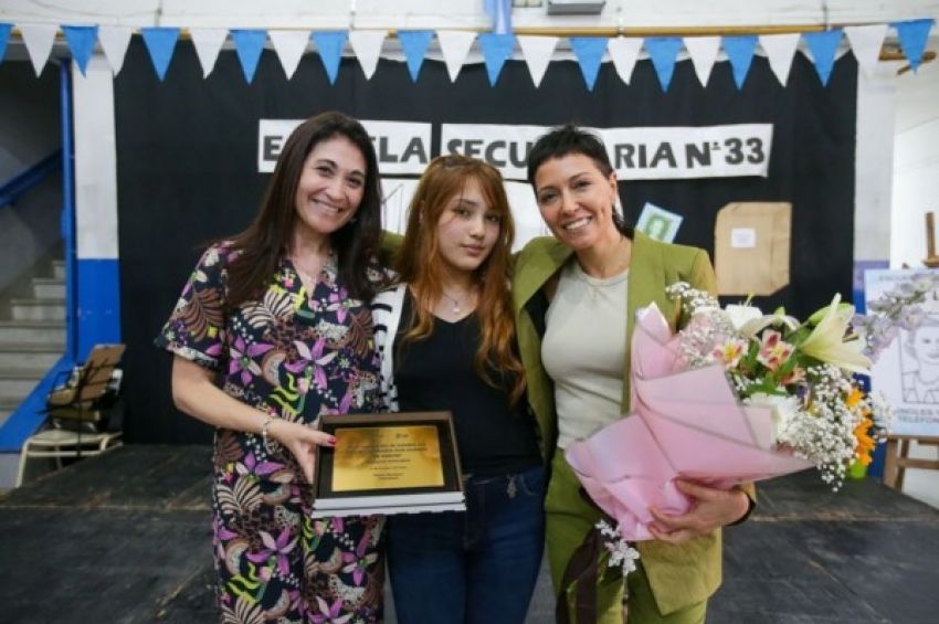 Mayra acompañó a la Secundaria Nº 33 en el acto de imposición del nombre «María Eva Duarte de Perón»
