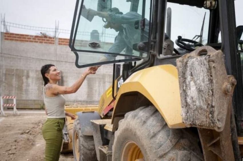 Mayra recorrió la obra de puesta en valor del espacio público en el barrio Sayonara de Solano