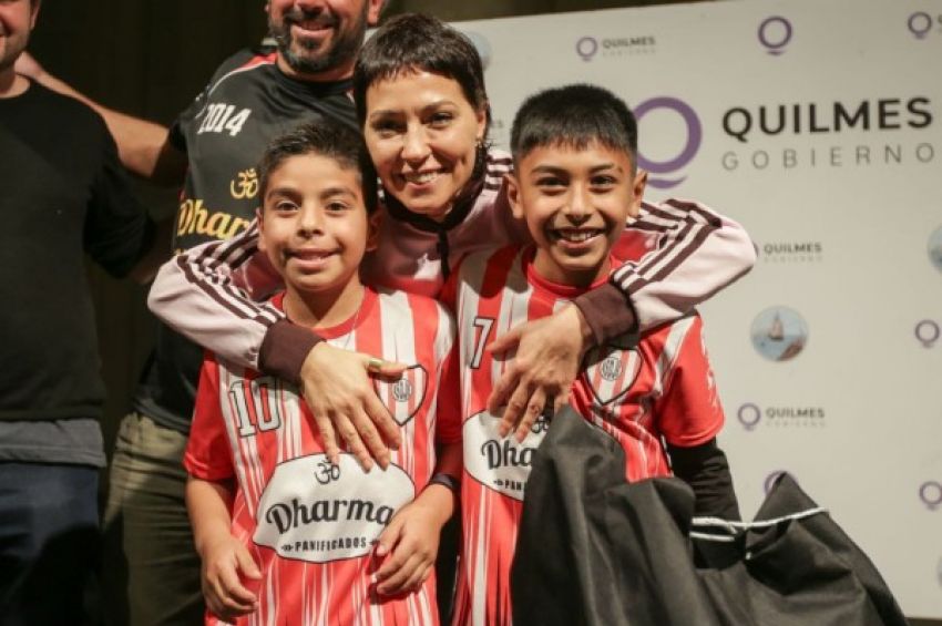 Mayra entregó equipamiento deportivo a 18 clubes de barrio de Quilmes