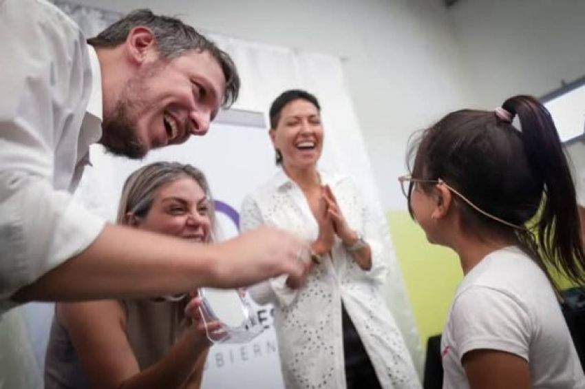 Mayra Mendoza entregó anteojos del programa «Ver para aprender»