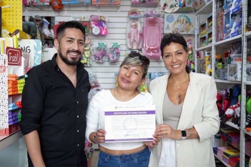 Mayra entregó certificados de habilitación a dos locales de Ezpeleta