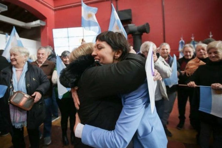 Día de la Bandera: Mayra compartió un desayuno con personas mayores y entregó subsidios a 12 CJYP