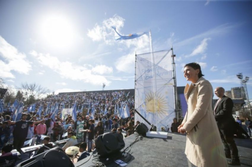 Mayra tomó la promesa a la bandera a más de 3.700 estudiantes de educación primaria