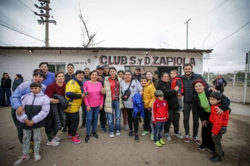 Mayra visitó el Club Zapiola y recorrió una obra de pavimentos en Bernal Oeste