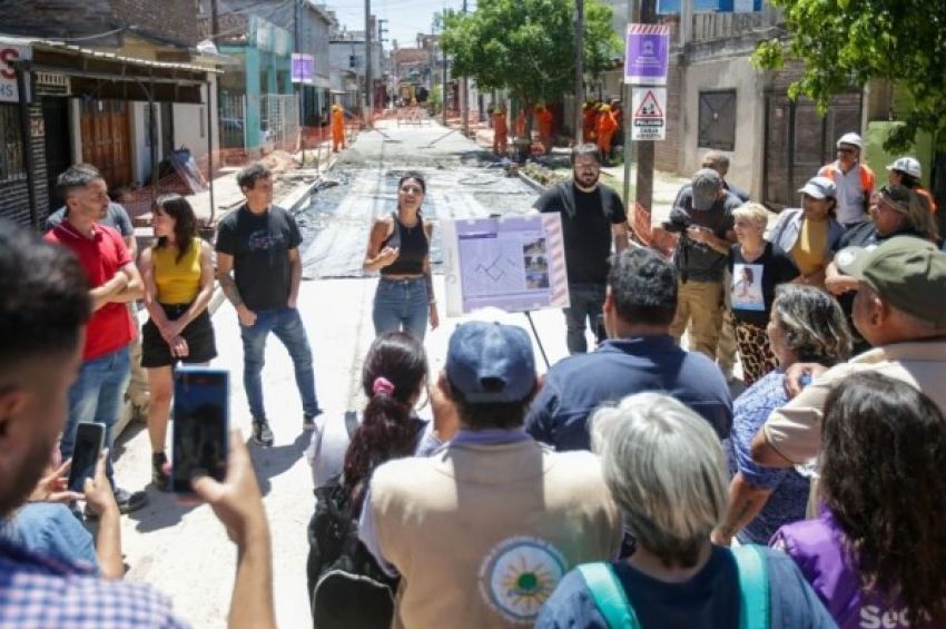 Mayra recorrió la obra de pavimentación e instalación de luces LED en el interior de Barrio Itatí