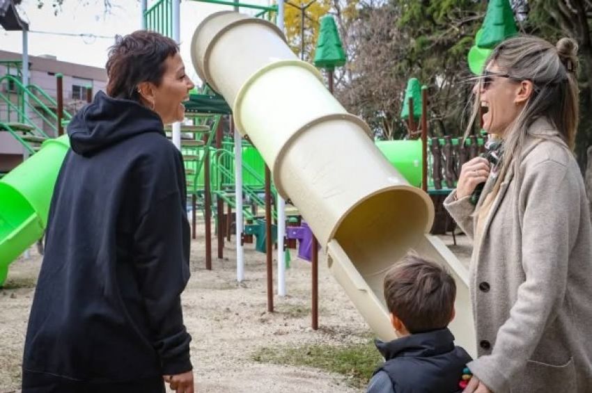 Mayra inauguró los nuevos juegos inclusivos de la plaza Onda Verde en Quilmes Centro